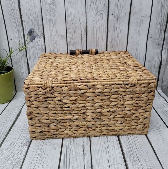 Natural Hyacinth Basket with Lid and Wooden Handle - Picture 3 of 9